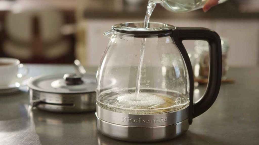 Ulijte ga u čajnik umjesto u ocat. Limescale nestaje u jednom komadu