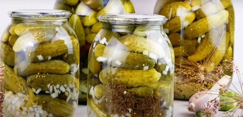 Samo ih stavite u staklenke s krastavcima. Kiseli će uvijek biti čvrst i hrskav.