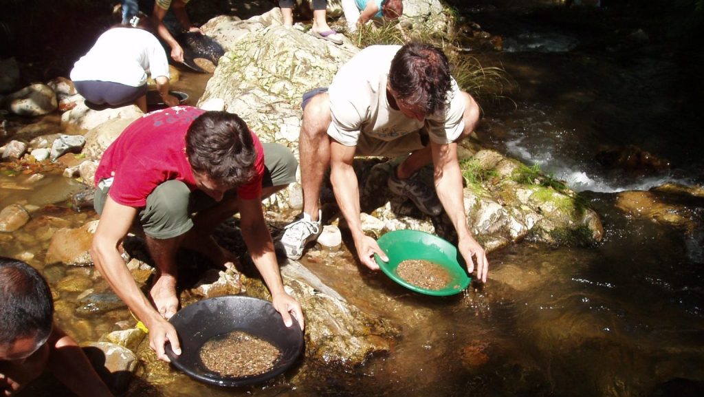 U vodi rijeke u ovom selu još uvijek teče tona zlata: Ovaj skup metal svake godine traži tisuće turista