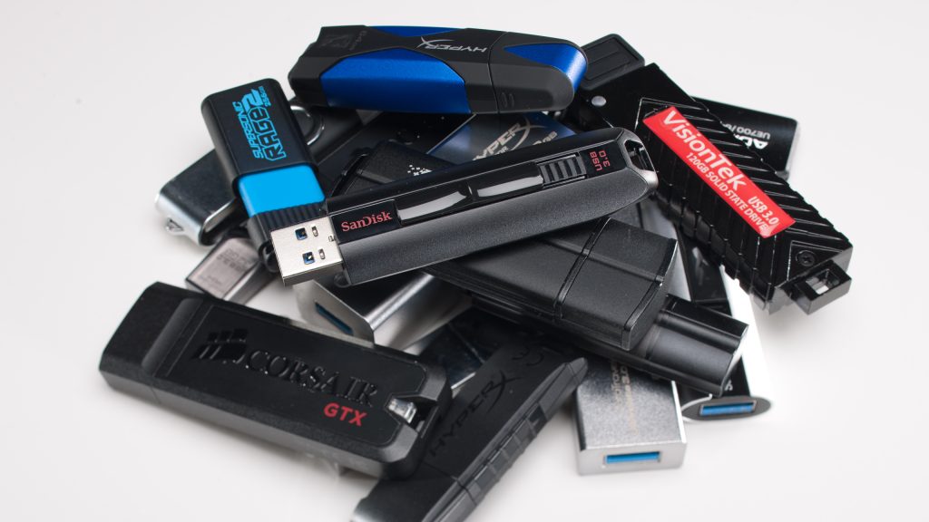 Što se događa kada povežete USB flash pogon s punjačem mobilnog telefona: Pokušao sam i to se dogodilo