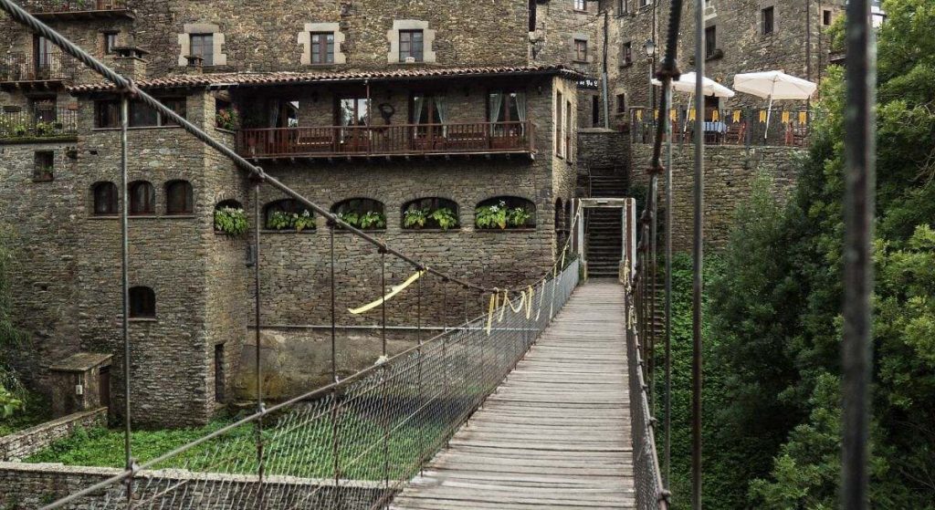 Najkrajsia Dedinka Barcelona tako 100-metarski vodopad i dvorac od 11. storoča