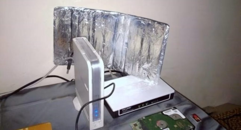Učitelj informatike uskoro će baciti svoj usmjerivač kroz prozor, ali kuhinjski će predmet spremiti situaciju.