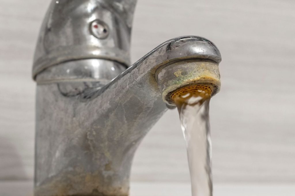 Ni ocat ni soda: najbolji način uklanjanja limete iz slavina i toaletne zdjele