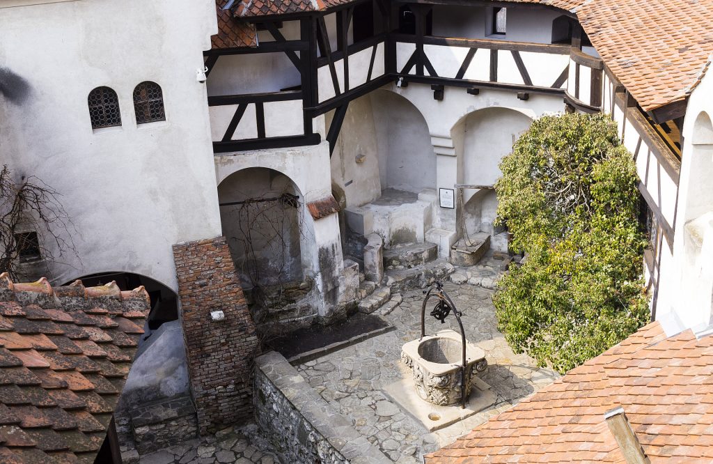 Čudan zlatni prsten sa safirom, koji baca svjetlo na društvenu hijerarhiju i religiju, pronađen je u dvorištu srednjovjekovnog dvorca.