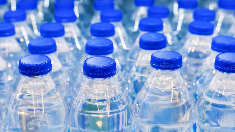 Prema studiji, samo jedna marka vode u bocama ne sadrži tragove mikroplastike: to predstavlja rizik za zdravlje.