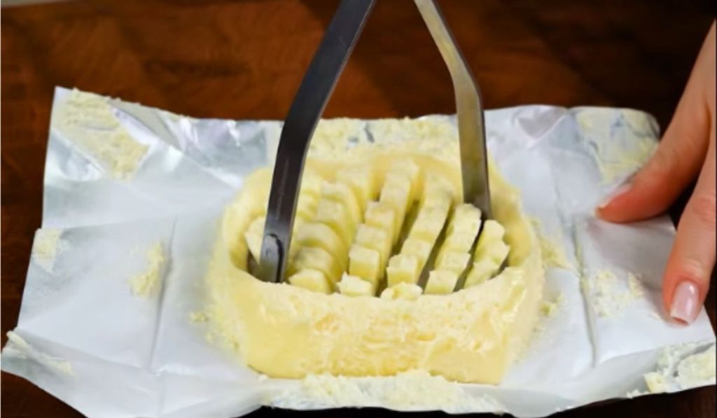 Uzmite paket maslaca i zgnječite ga krumpirom. Ovaj trik zaslužuje medalju i prvo mjesto.