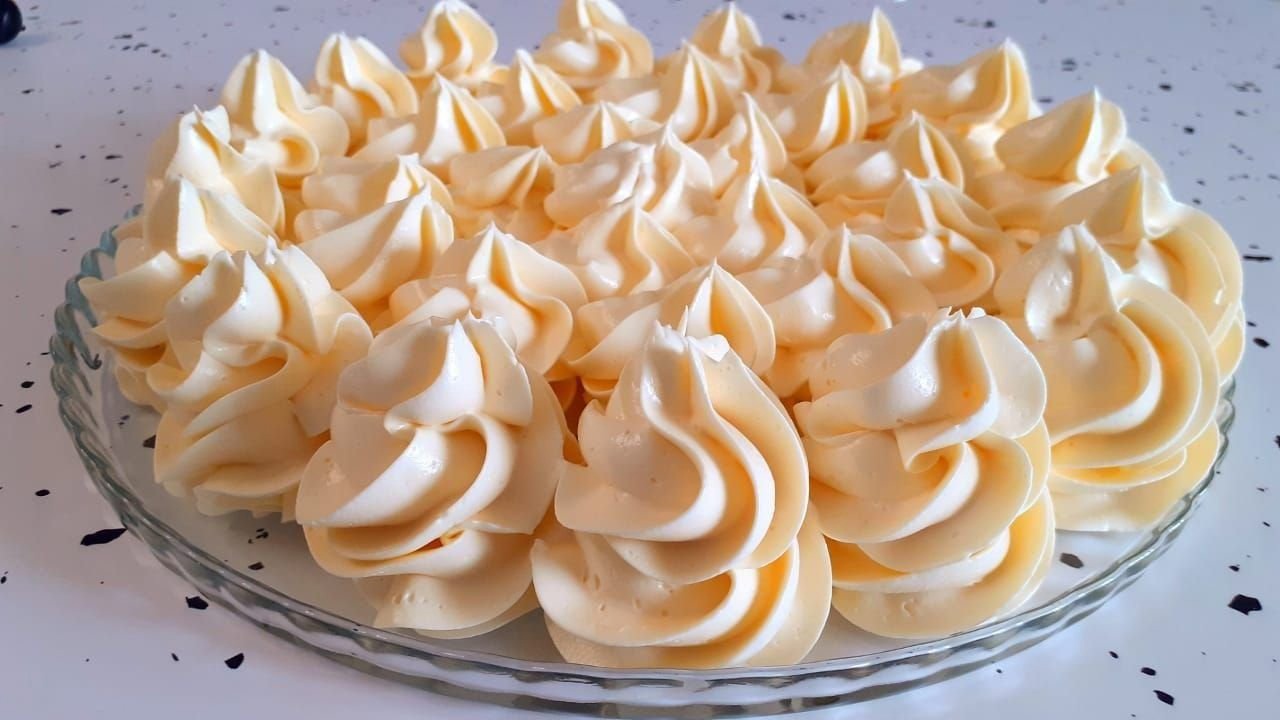 Ovo je najstabilnija krema za torte koju poznajem. Ideju sam posudio iz kultnog kolača iz starih vremena.