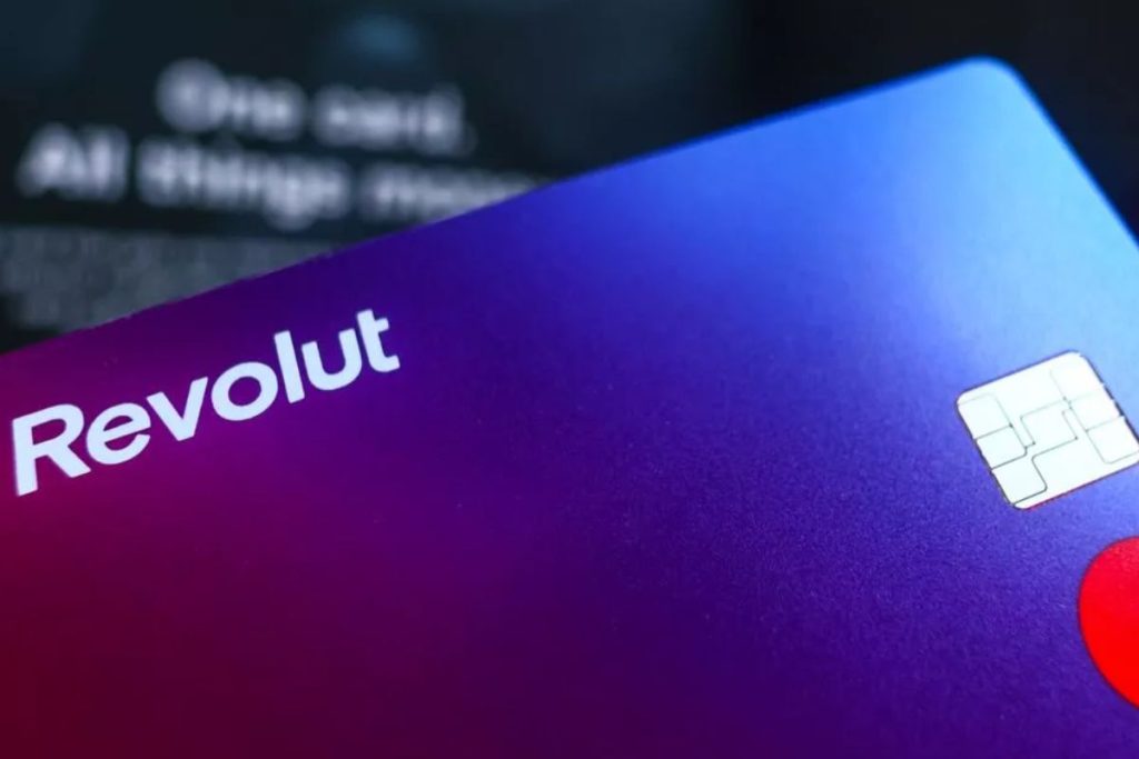 Veľká maninka u bankomatu - časkoro chaká milijuni banka kupca
