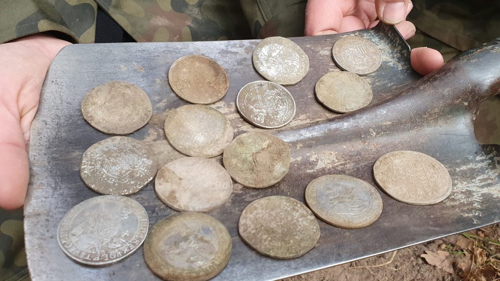 Otac i sin otkrili su 17 kovanica iz 17. stoljeća tijekom putovanja u poljsku šumu: blago vrijedno više od 100.000 eura.