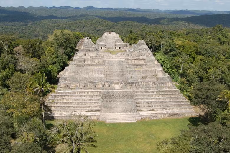 Oni su arheolozi iz Teksasa koji su otkrili grobnika vođu dinastije Mayan s ogromnom zbirkom predmeta.