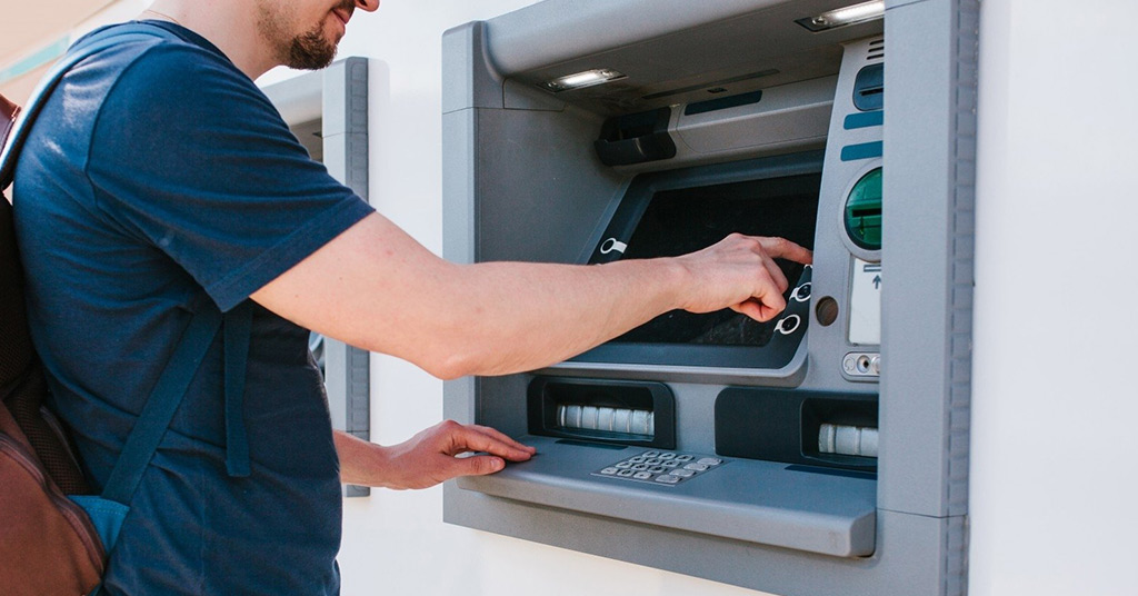 Što treba učiniti prije umetanja kartice u bankomat: može vas zaštititi od velike prijevare