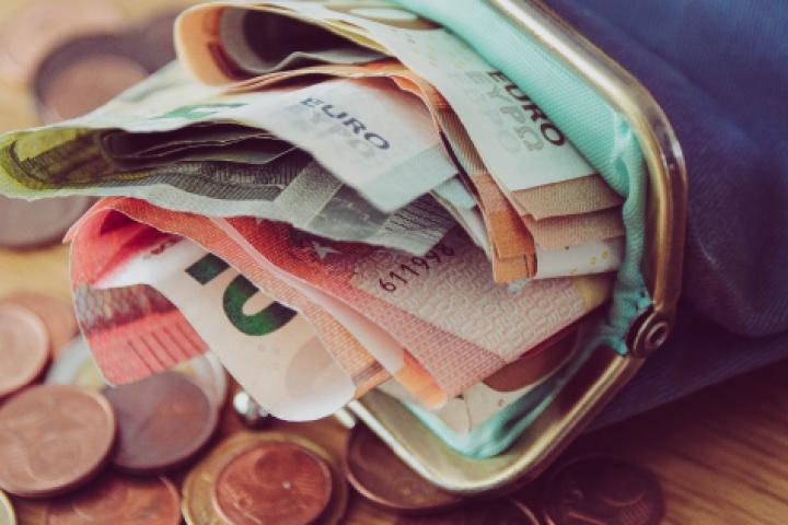 Žena je pronašla 5500 eura u gotovini koji je izgubila prije mnogo godina, ali njezina banka odbija primati novčanice