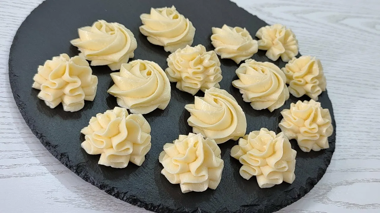 Ovo je najstabilnija krema za torte koju poznajem. Ideju sam posudio iz kultnog kolača iz starih vremena.