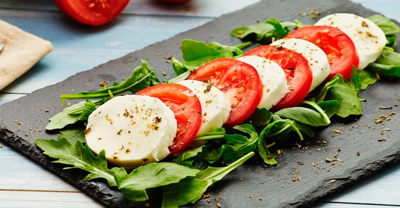 "Caprese" salata - jednostavan i vrlo ukusan talijanski recept koji ćete se pripremiti iznova i iznova