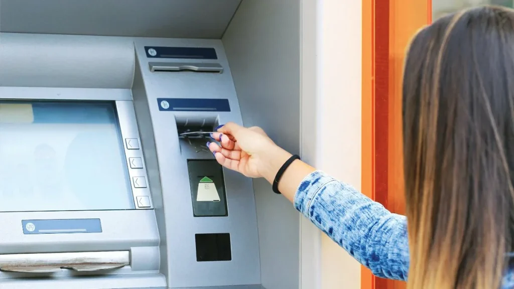 Što treba učiniti prije umetanja kartice u bankomat: može vas zaštititi od velike prijevare