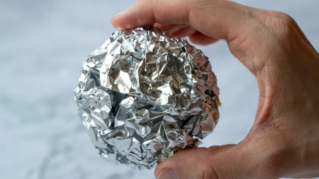 Zalijepite aluminijsku foliju na prozor: pouzdan način koji će vam zauvijek promijeniti život.
