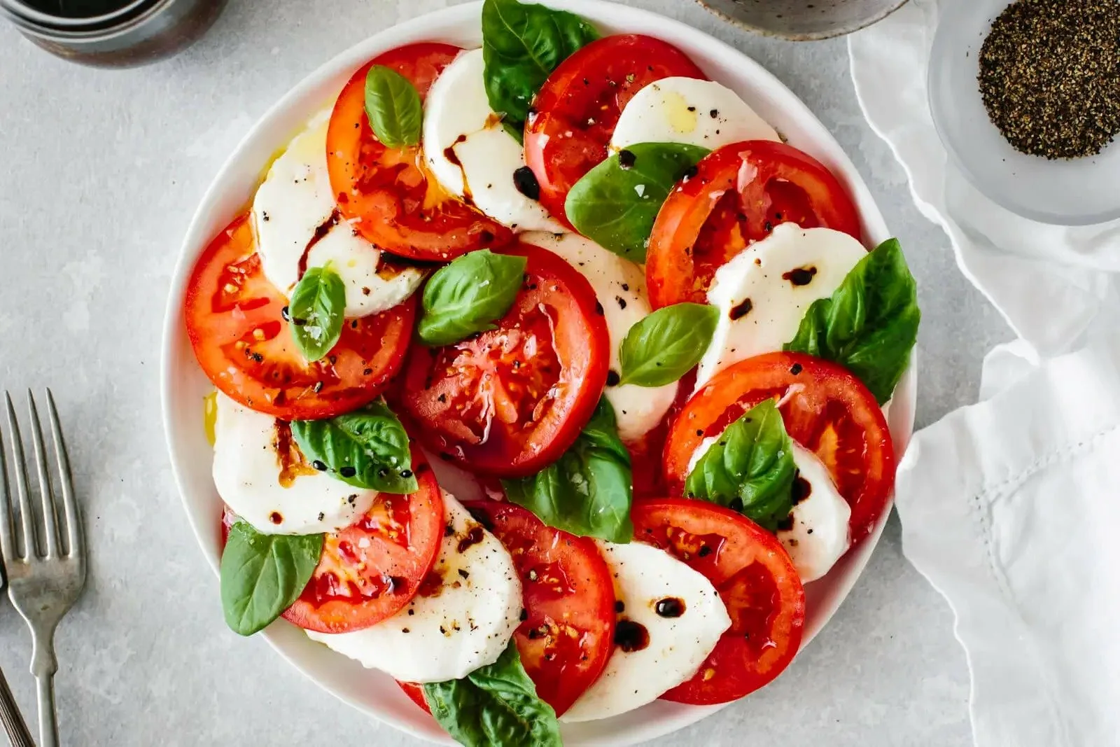 "Caprese" salata - jednostavan i vrlo ukusan talijanski recept koji ćete se pripremiti iznova i iznova