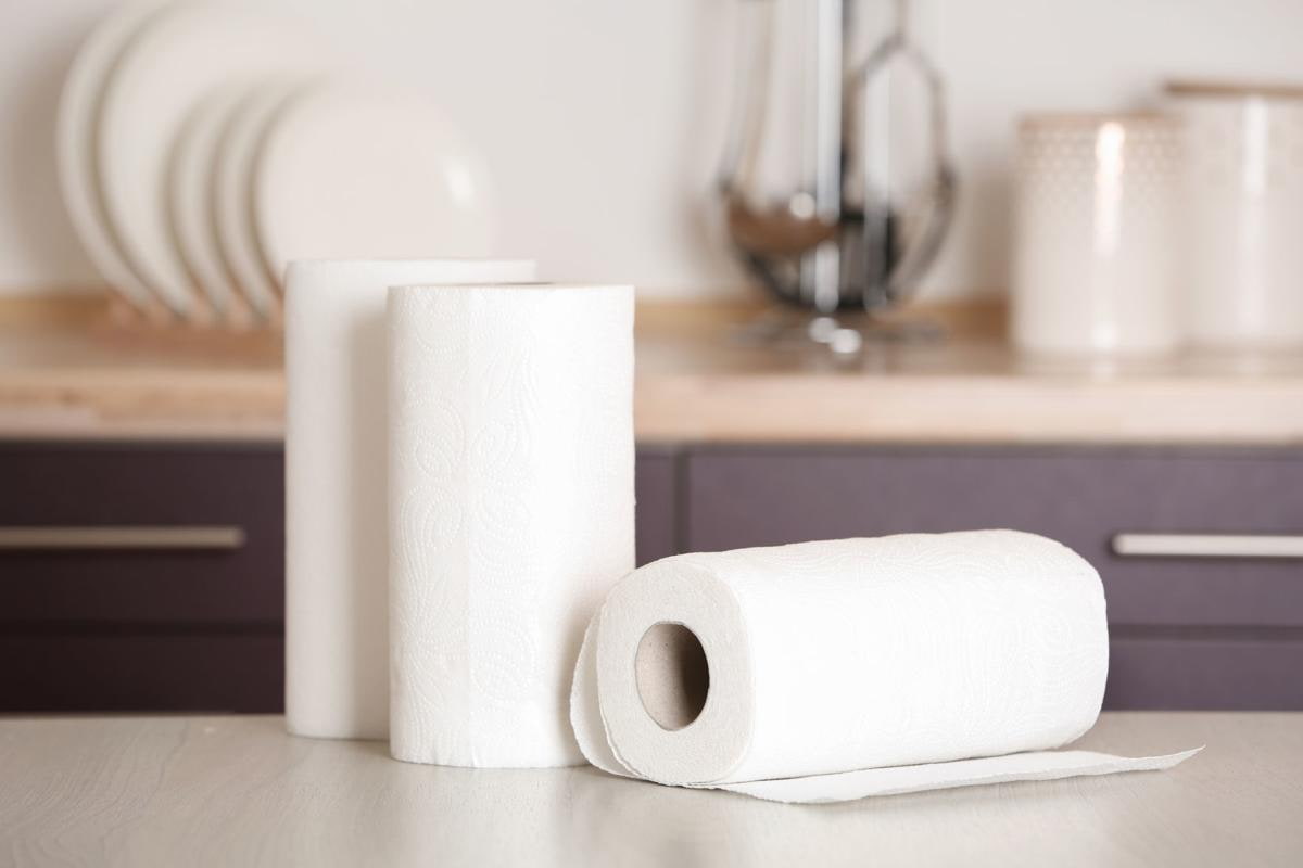 Kako ukloniti mrlje iz umaka iz plastičnih posuda pomoću jednostavnog trika