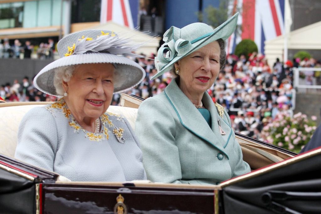 Omiljena nakit kraljica Elizabeth, koju se Kate Middleton usudi nositi: biseri, dijamanti i vrlo skup dar