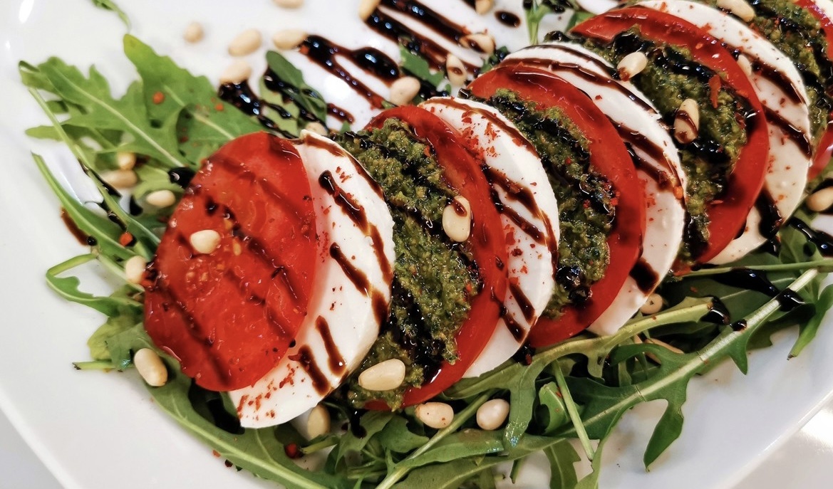 "Caprese" salata - jednostavan i vrlo ukusan talijanski recept koji ćete se pripremiti iznova i iznova