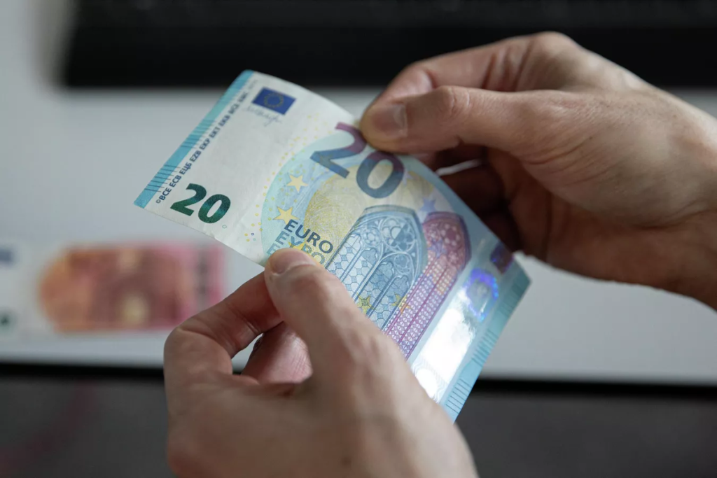 Sa sudskim dužnosnikom rečeno da je blagajnik izdao lažnu novčanicu u vrijednosti od 20 eura