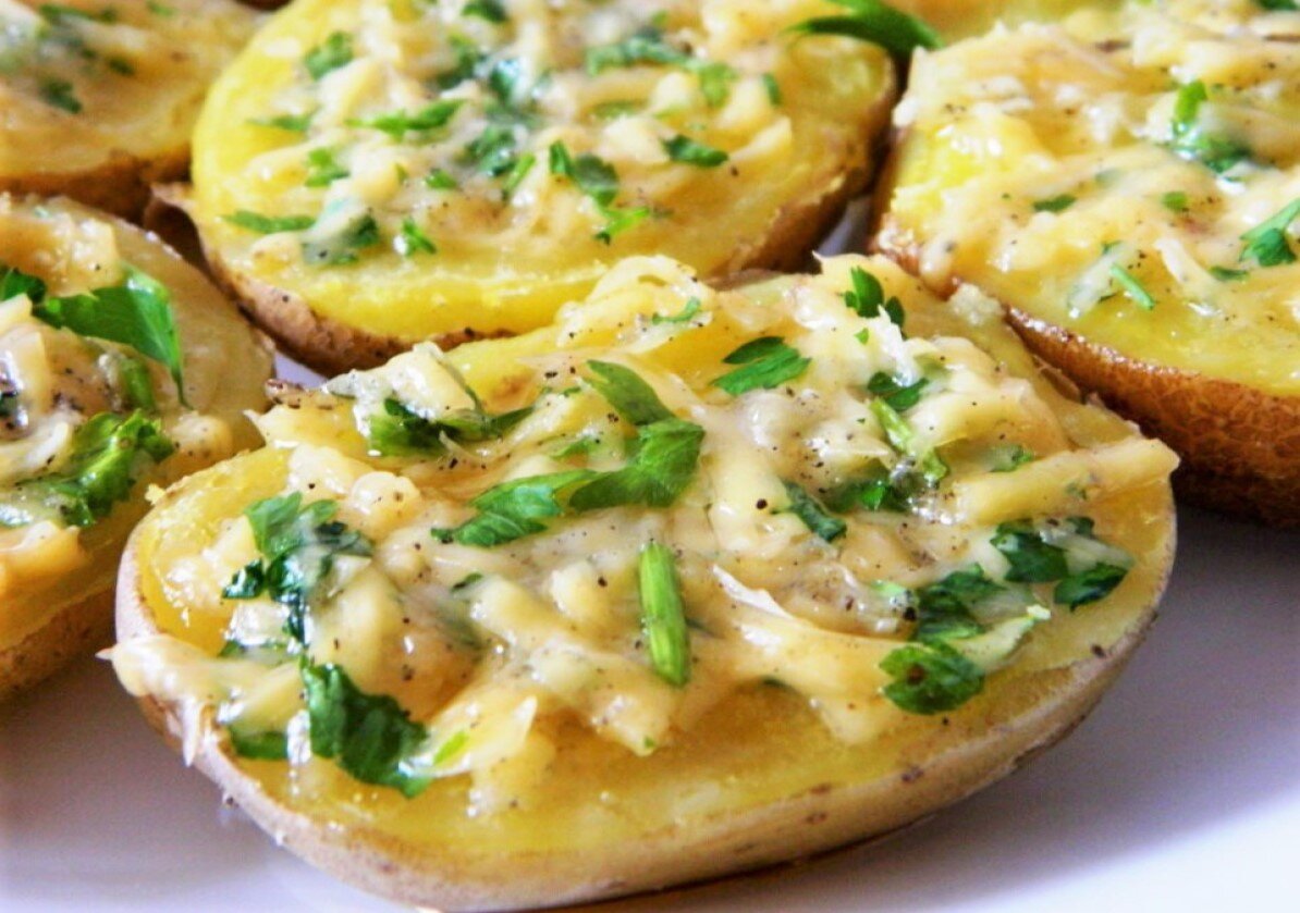Recept za brzu i laganu hranu od punjenog krumpira s sirom i sirom pečenim