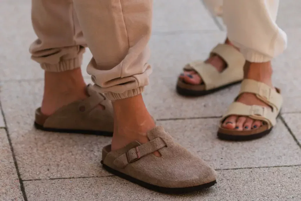 Jednostavan trik, ak čišćenja sandala od antilop i Umbika ich besprijekoran kao u prvoj kiši