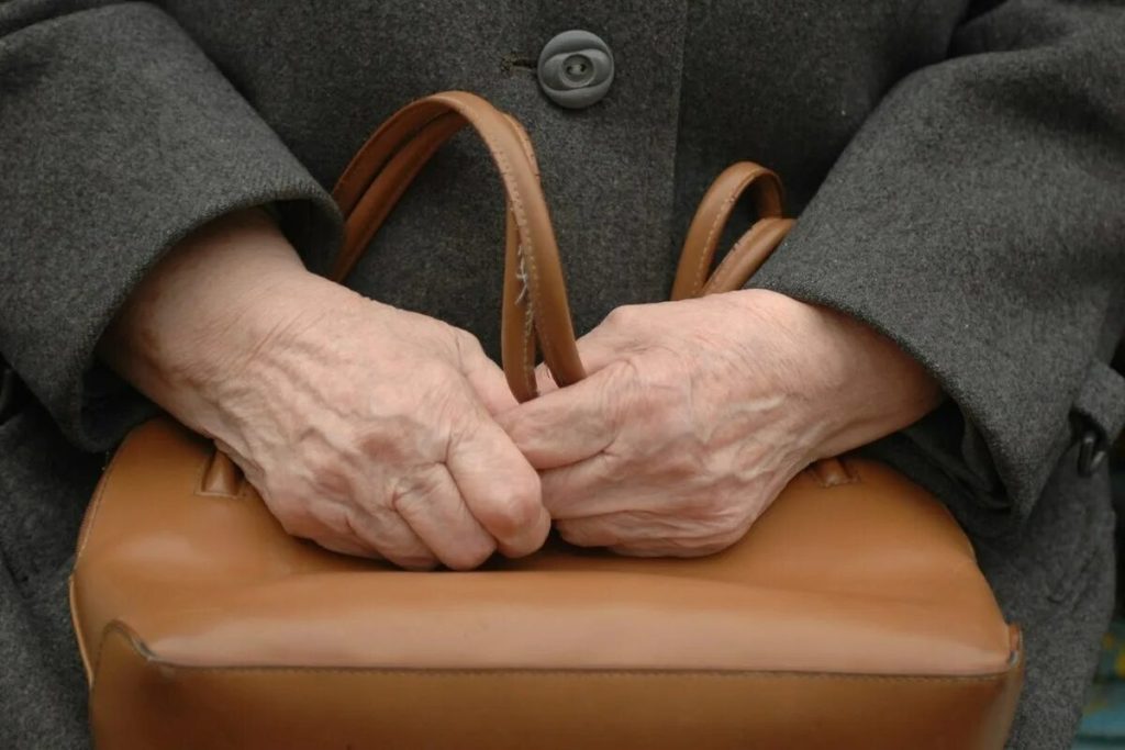 74-godišnja žena na autobusnom stajalištu 5000 eura u autobusu, a to se dogodilo nakon toga, ni Najväčšiem u Neviátyľ.