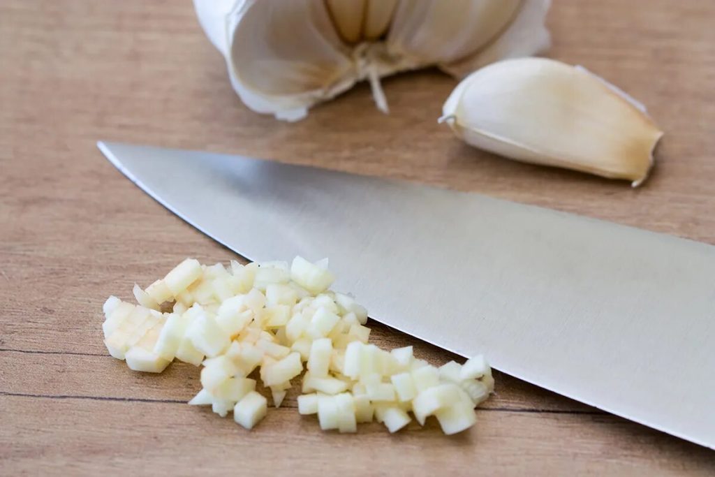 Tako su pohranjeni Cesnak kuhari nakon cijelog svijeta: zamotani svježi do 12 mesiacov, non -crot