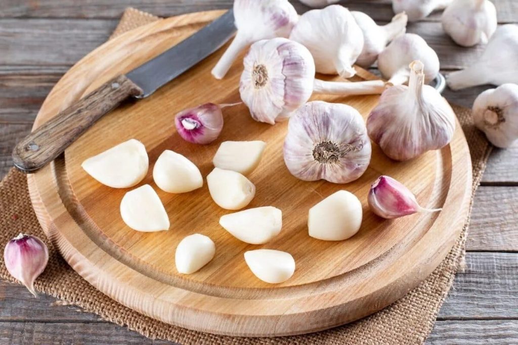 Tako su pohranjeni Cesnak kuhari nakon cijelog svijeta: zamotani svježi do 12 mesiacov, non -crot