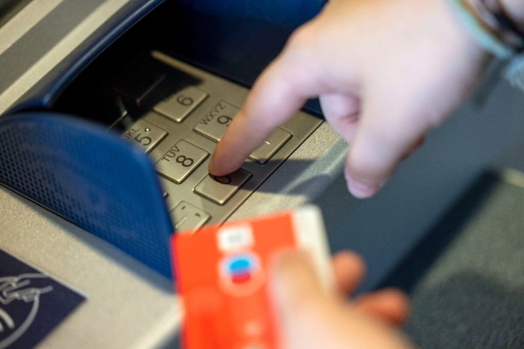 Veľká maninka u bankomatu – časkoro chaká milijuni banka kupca