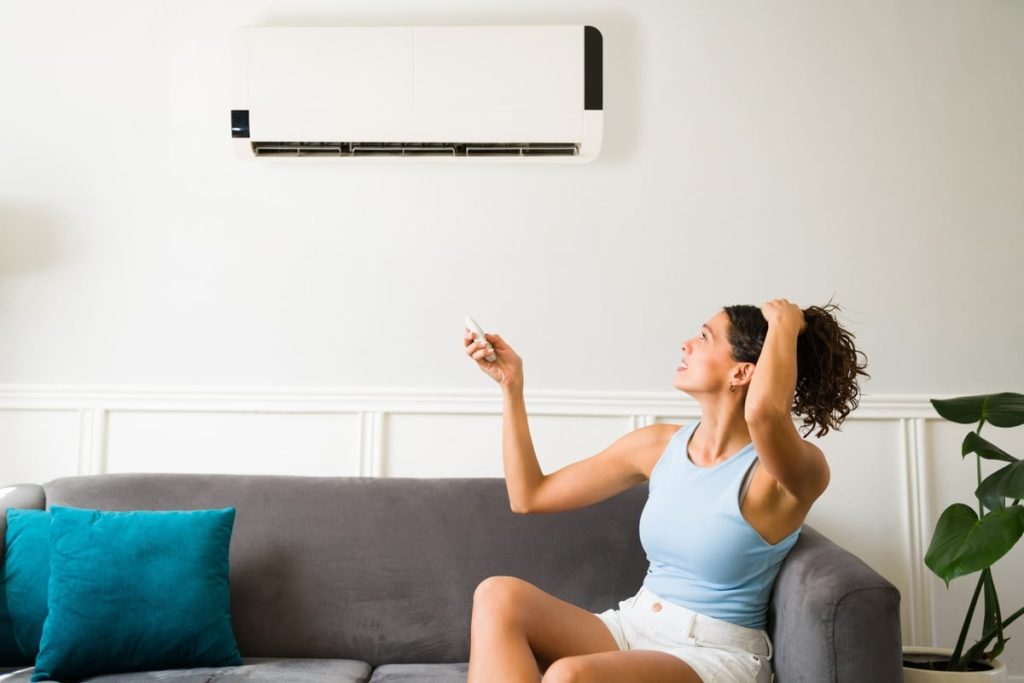 Stručnjak za uvjet zraka tvrdi: “Uvjeravanje zraka ne razlikuje ravnotežu energije na 22 ° C i 25 ° C, to ovisi o temperaturi i razlici u Medzi Vonka Medzi i jedinici VNUTOR.”