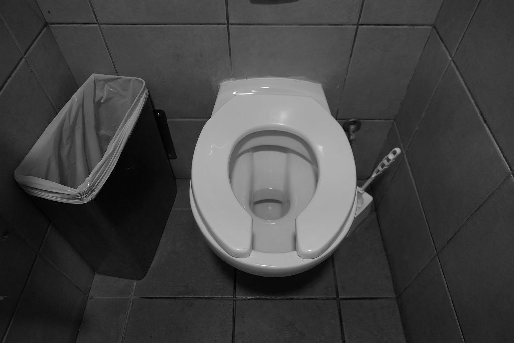 WC sjedalo s prostorom ispred. Ovaj detalj u javnim toaletima nije slučajni.